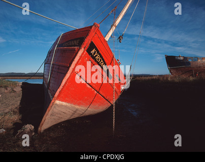 Un rouge lumineux voile halé sur la rive sud de la rivière Tay sous un ciel d'hiver bleu profond à Newburgh, Fife, Scotland Banque D'Images