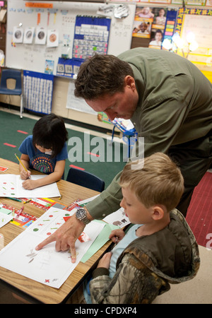Dans la formation des enseignants de sexe masculin Anglo, interagit avec le groupe multi-ethnique des élèves de maternelle de l'école publique un Texas Banque D'Images