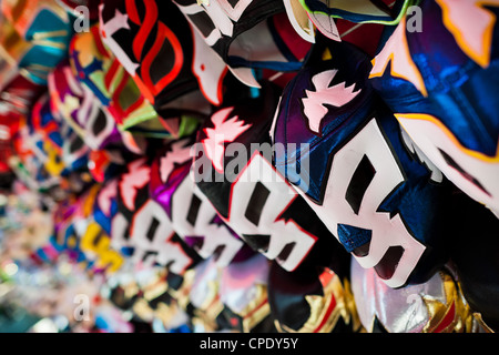 Lucha Libre (coloré) masque catch mexicain en vente dans une boutique de la rue dans la ville de Mexico, Mexique. Banque D'Images