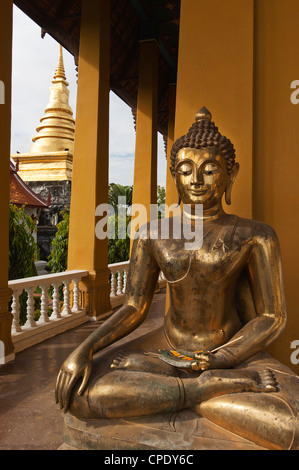 Elk208-6073v Thaïlande, Nan, Wat Phra That Chang Kham, chedi avec Bouddha assis figure Banque D'Images