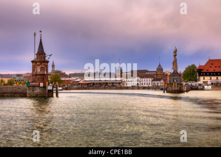 Port de Constance au coucher du soleil, Baden-Wurttemberg, Allemagne Banque D'Images