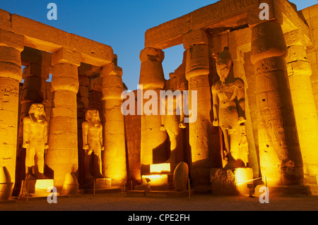 Grande cour de Ramsès II et de statues colossales de Ramsès II, temple de Louxor, Thèbes, Egypte, Afrique du Sud Banque D'Images