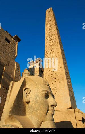 Statue du pharaon Ramsès II et l'Obélisque, temple de Louxor, Thèbes, Site du patrimoine mondial de l'UNESCO, l'Égypte, l'Afrique du Nord, Afrique Banque D'Images