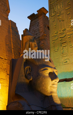 Statue du pharaon Ramsès II et l'Obélisque, temple de Louxor, Thèbes, Site du patrimoine mondial de l'UNESCO, l'Égypte, l'Afrique du Nord, Afrique Banque D'Images