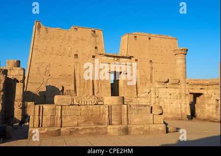 Pylône, Temple d'Horus, Edfou, Egypte, Afrique du Nord, Afrique Banque D'Images