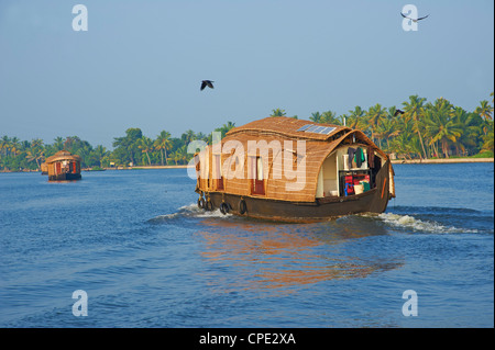 Péniche pour les touristes sur l'eau dormante, Allepey, Kerala, Inde, Asie Banque D'Images