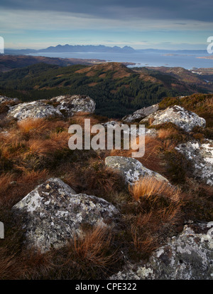 Vue vers l'île de Skye de rochers escarpés, Plockton Plockton, Ross Shire, Ecosse, Royaume-Uni, Europe Banque D'Images