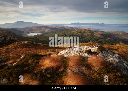 Vue vers l'île de Skye de rochers escarpés, Plockton Plockton, Ross Shire, Ecosse, Royaume-Uni, Europe Banque D'Images