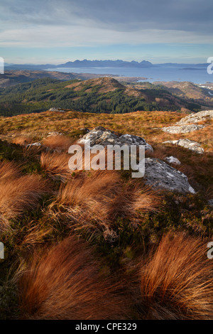 Vue vers l'île de Skye de rochers escarpés, Plockton Plockton, Ross Shire, Ecosse, Royaume-Uni, Europe Banque D'Images