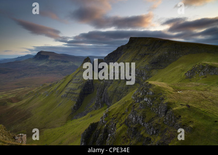 Vue vers le sud le long de la péninsule de Trotternish de la montagne Bioda Buidhe, île de Skye, Hébrides intérieures, Ecosse, Royaume-Uni Banque D'Images