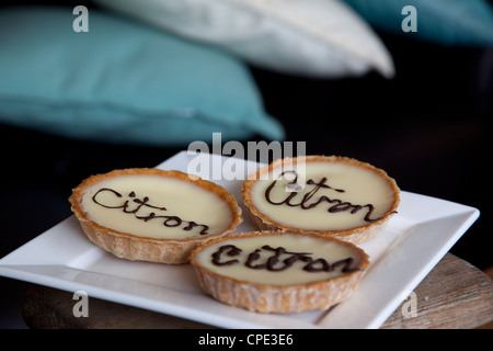 Tartelettes citron dans un café français, France, Europe Banque D'Images