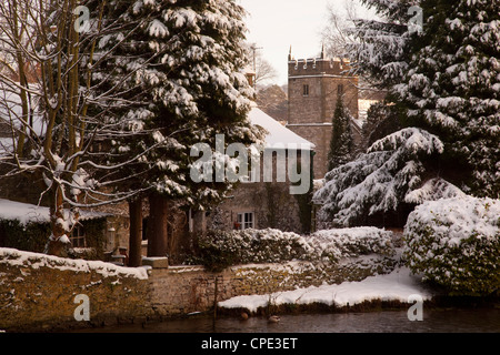 Cottage et église, Ashford dans l'eau, Derbyshire, Angleterre, Royaume-Uni, Europe Banque D'Images