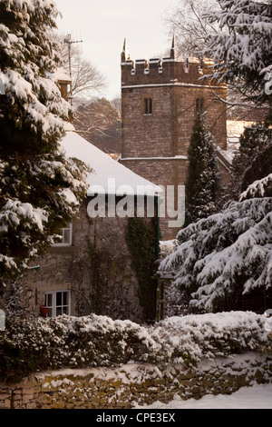 Cottage et église, Ashford dans l'eau, Derbyshire, Angleterre, Royaume-Uni, Europe Banque D'Images