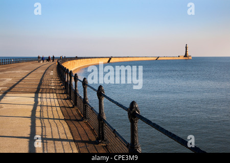 Roker Pier et Phare, Sunderland, Tyne et Wear, Angleterre, Royaume-Uni, Europe Banque D'Images