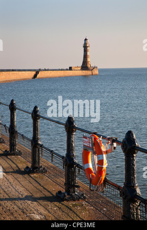 Roker Pier et Phare, Sunderland, Tyne et Wear, Angleterre, Royaume-Uni, Europe Banque D'Images