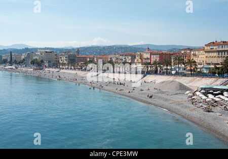 La plage de galets et les eaux azur de la baie des Anges et la promenade des Anglais à Nice, Provence Sud de la France Banque D'Images