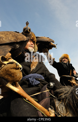 Deux chasseurs kazakhs avec l'aigle royal. Banque D'Images