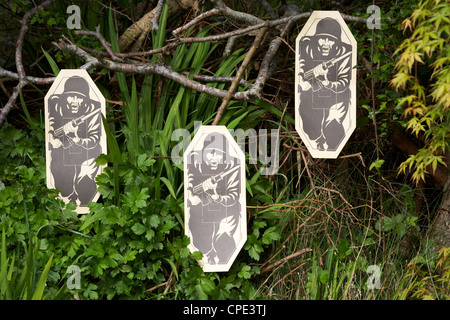 Trois cibles papier type militaires organisées pour les exercices de tir Banque D'Images