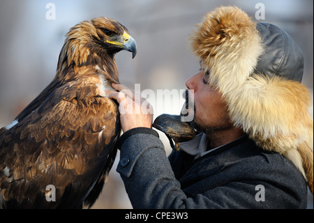 Chasseur Kazakh Karim avec son aigle doré. Banque D'Images