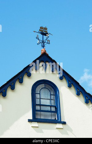 Girouette sur un navire maison côtière à Fowey, Cornwall, Angleterre Banque D'Images