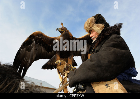 Vieux chasseur kazakh Abylkhak avec golden eagle. Banque D'Images