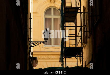 Lanterne et silhouettes d'évacuation en cas d'incendie dans la vieille ville Nice sud de la France Banque D'Images