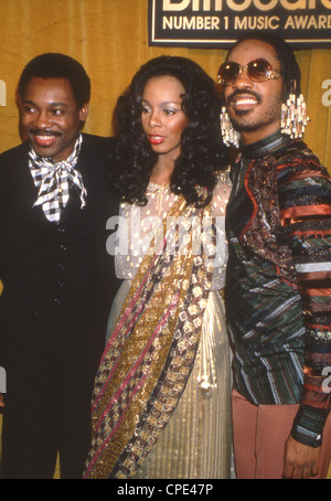 DONNA SUMMER (1948-2012) avec le chanteur George Benson à gauche et Stevie Wonder en 1986 au Billboard Awards Banque D'Images