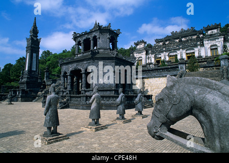 La Cour d'honneur et les empereurs d'un mausolée, tombeau de Khai Dinh, près de Hue, la côte centrale du nord du Vietnam, l'Indochine, Banque D'Images