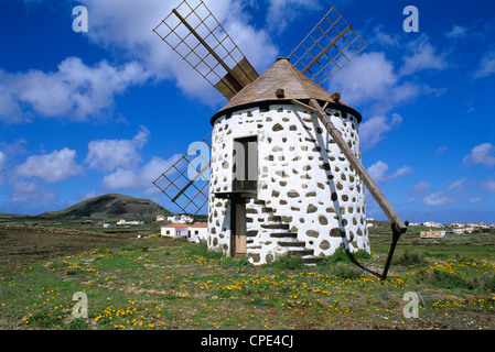 Moulin situé dans un paysage volcanique, Villaverde, Fuerteventura, Canary Islands, Spain, Europe Banque D'Images