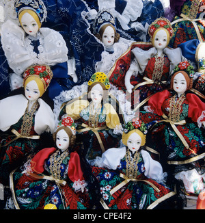 Poupées souvenirs en costumes traditionnels hongrois, Budapest, Hongrie, Europe Banque D'Images