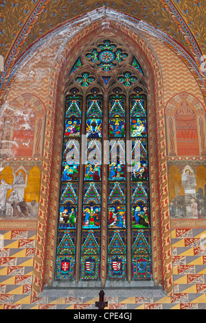 Fresques et fenêtre présentant la vie de la Vierge Marie à l'église Matthias (Matyas-Templom), Buda, Budapest, Hongrie, Europe Banque D'Images