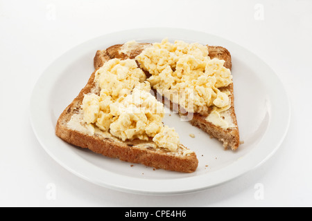 Oeufs brouillés sur toast triangles Banque D'Images