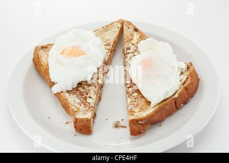 Deux œufs pochés sur toast triangles Banque D'Images