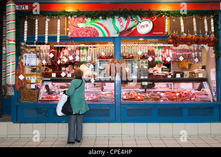 Et Chorizo sausage stall, Marché Central (Kozponti Vasarcsarnok), Budapest, Hongrie, Europe Banque D'Images