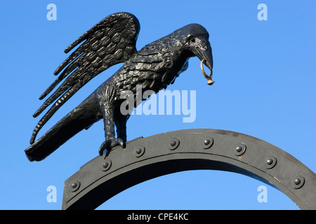 Motif Raven dérivés d'armes de Matthias Corvin, Palais Royal (Château de Buda), Budapest, Hongrie, Europe Banque D'Images