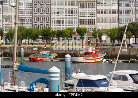 Vue sur la marina et le port de La Corogne, Espagne Banque D'Images