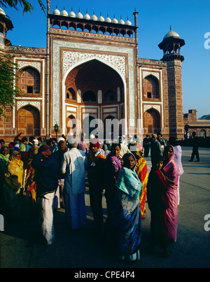 Tôt le matin, en face de la porte d'entrée massive au Taj Mahal, Agra, Inde du nord. Banque D'Images