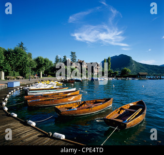 Barques le long du lac, Talloires, lac d'Annecy, Rhône Alpes, France, Europe Banque D'Images