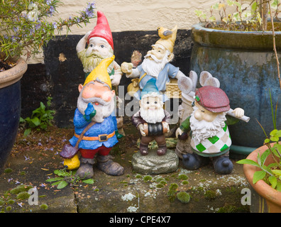 Les nains de jardin sur porte Banque D'Images