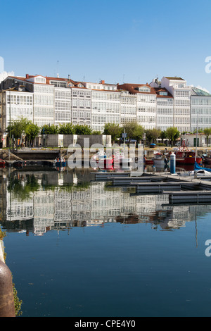 Vue sur la marina et le port de La Corogne, Espagne Banque D'Images