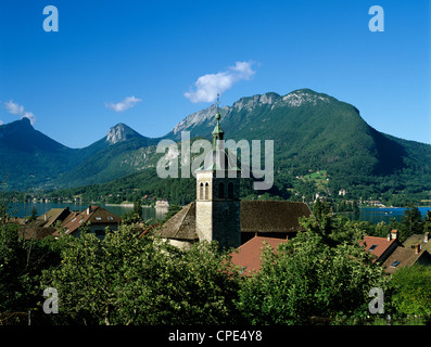 Vue sur village, Talloires, lac d'Annecy, Rhône Alpes, France, Europe Banque D'Images