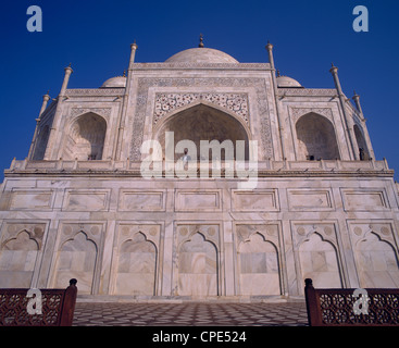 L'énorme en structure du Taj Mahal dans une vue arrière, Agra, Inde du nord. Banque D'Images