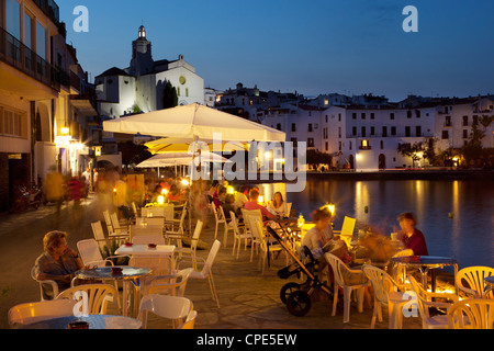 Café sur le port, Cadaques, Costa Brava, Catalogne, Espagne, Europe, Méditerranée Banque D'Images