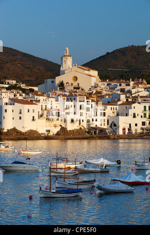 Port et la ville, Cadaques, Costa Brava, Catalogne, Espagne, Europe, Méditerranée Banque D'Images