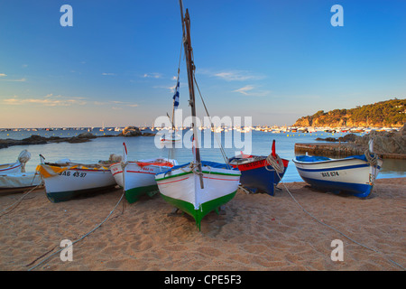 Des bateaux de pêche à l'aube, Calella de Palafrugell, Costa Brava, Catalogne, Espagne, Europe, Méditerranée Banque D'Images