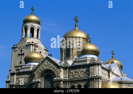 Les dômes d'or de la cathédrale de l'Assomption, Varna, côte de la mer Noire, Bulgarie, Europe Banque D'Images