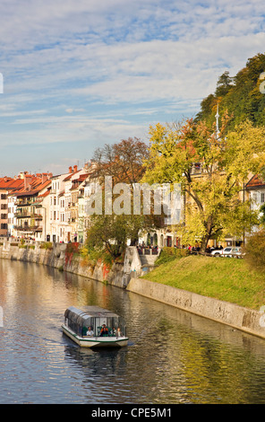 Bateau de croisière sur la rivière Ljubljanica en automne, Ljubljana, Slovénie, Europe Banque D'Images