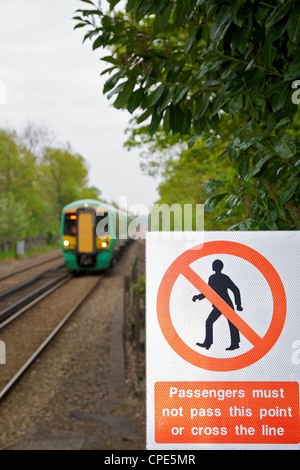 Le Signe De Danger Les Passagers Ne Doit Pas Passer Ce Point Ou De Traverser La Ligne Avec Un Chemin De Fer Rapide Train Approchant Photo Stock Alamy