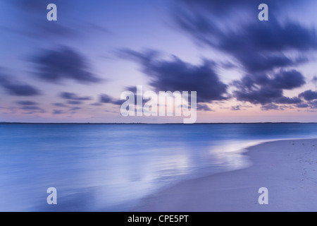 Crépuscule sur la plage de l'île de Lamu, Kizingo, Kenya, Afrique de l'Est, l'Afrique Banque D'Images