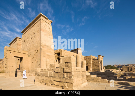 Dans l'homme jellabiya par le premier pylône et la porte de Ptolémée au Temple d'Isis, Philae, la Nubie, l'Egypte, l'Afrique Banque D'Images